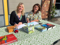 /album/fotogalerij-presentatie-muis-joep-zoekt-een-huis/signeren-6-jpg1/